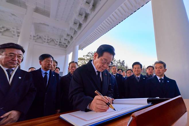 이재명 대통령, 현충원 방명록    (서울=연합뉴스) 이재명 대통령이 새해 첫날인 1일 국립서울현충원에서 참배 후 방명록을 쓰고 있다. 2026.1.1 [청와대 제공. 재판매 및 DB 금지]    xyz@yna.co.kr/2026-01-01 11:21:52/<저작권자 ⓒ 1980-2026 ㈜연합뉴스. 무단 전재 재배포 금지, AI 학습 및 활용 금지>