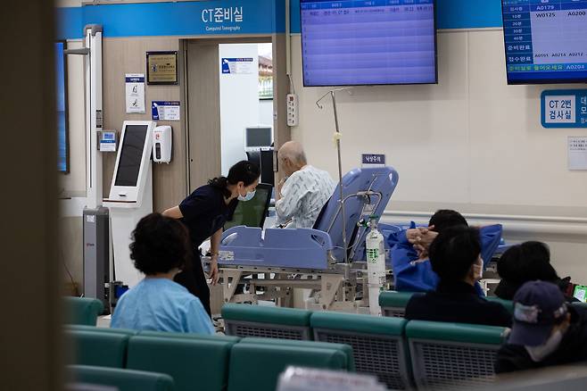 서울 시내 한 대학병원에서 환자들이 CT 촬영을 위해 대기하고 있다./뉴스1