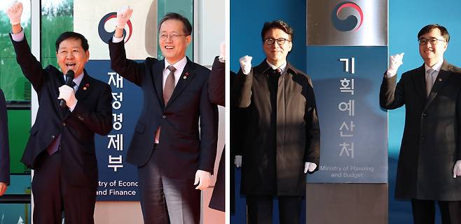 2일 정부세종청사에서 재정경제부(왼쪽 사진)와 기획예산처(오른쪽 사진) 현판 제막식이 각각 열리고 있다. 재정경제부 현판 제막식에 참석한 구윤철 부총리 겸 재정경제부 장관과 이형일 재정경제부 차관, 기획예산처 현판 제막식에 참석한 김민석 국무총리와 임기근 기획예산처 차관이 현판을 제막 후 파이팅을 외치고 있다. /연합뉴스