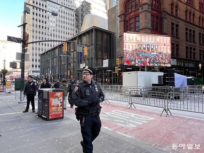취임식이 시작됐지만 수 만명의 시민들 대부분이 입장하지 못했다. 뉴욕=임우선 특파원