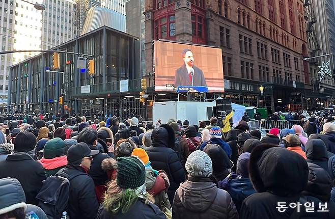 맘다니 시장의 연설은 1시간 이상 진행된 취임식의 맨 마지막 순서였는데, 이때쯤에야 드디어 단체관람 거리에 시민들이 가득 채워졌다.
