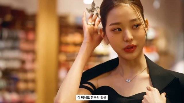 2022년 프랑스 파리에 방문한 장원영이 머리에 비녀를 꽂은 모습. 보그 코리아 유튜브 채널 영상 캡처