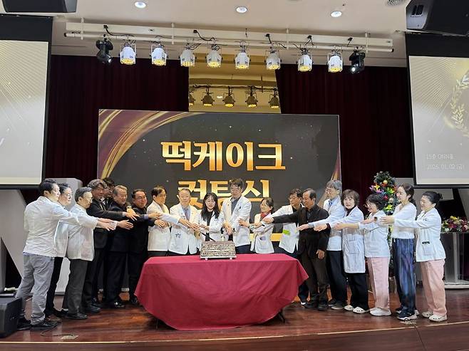 2일 오전 8시 30분 부산 부산진구 당감2동 온병원 15층 ON홀에서 가진 온병원그룹 임직원들이 떡케이크 컷팅식을 갖고 있다. 온병원그룹 제공
