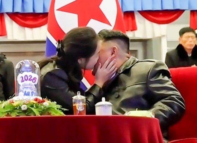 새해 맞아 김정은 볼에 입 맞추는 주애. 조선중앙TV 갈무리