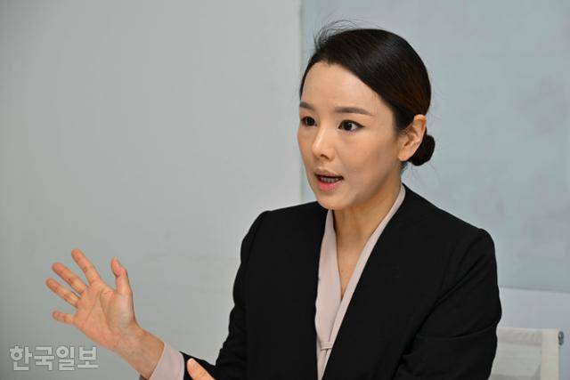 강미정 전 조국혁신당 대변인이 22일 서울 중구 한국일보 사옥에서 본보와 인터뷰하고 있다. 강예진 기자