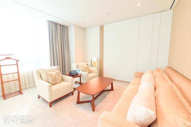 윤석열 전 대통령이 용산 대통령 집무실에 설치한 개인 응접실 침대. 청와대 제공