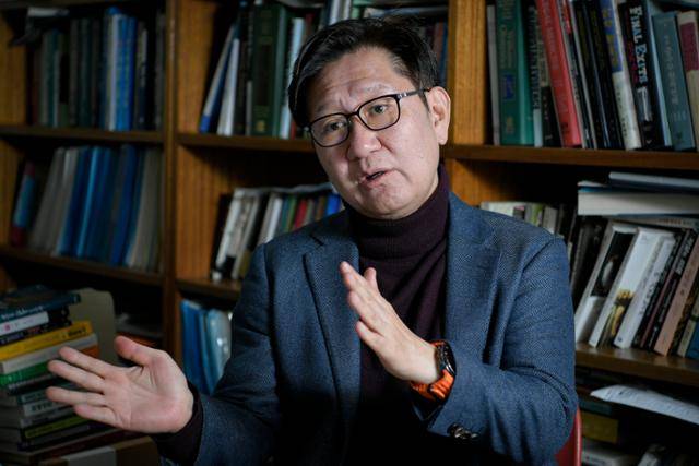 지난해 크리스마스 이브 서울대 의대 연구실에서 만난 유성호 교수. 죽음에 대해 생각해보는 것이 삶에 대해 생각해보는 것이라 설명하고 있다. 임지훈 인턴기자