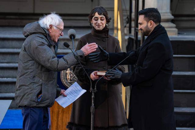 1일 미국 뉴욕시 맨해튼 뉴욕 시청 앞에서 열린 조란 맘다니(오른쪽) 새 뉴욕시장의 취임식에 취임 선서 주재자로 참석한 버니 샌더스(왼쪽) 미국 연방 상원의원이 맘다니 시장과 악수하고 있다. 가운데는 맘다니 시장 배우자인 라마 두와지. 뉴욕=AFP 연합뉴스