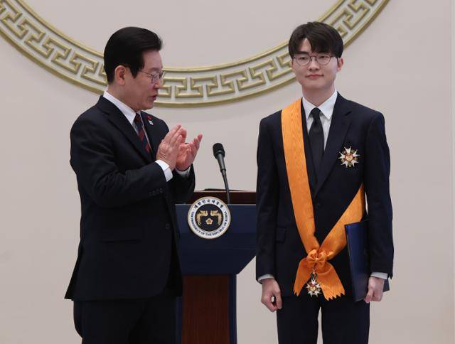 이재명 대통령이 2일 청와대 영빈관에서 열린 신년 인사회에서 프로게이머 '페이커' 이상혁 선수에게 포상한 뒤 기념촬영을 하고 있다. 왕태석 선임기자