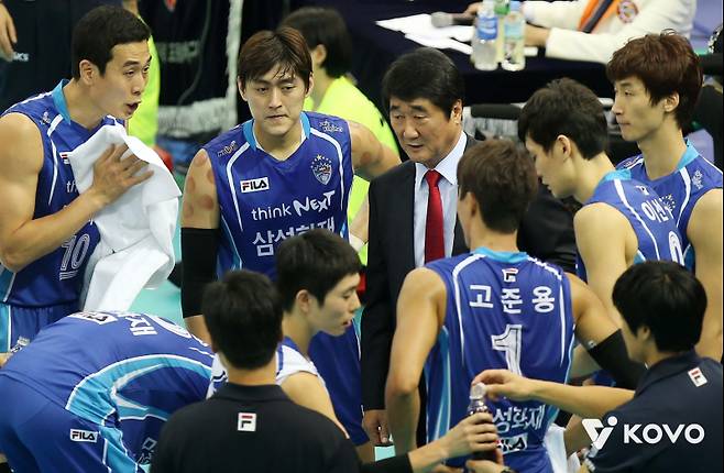 2012~13시즌 삼성화재 작전 타임 상황. 신치용(가운데) 감독이 박철우(오른쪽 맨 끝) 고준용 등에게 작전 지시를 내리고 있다.&nbsp;