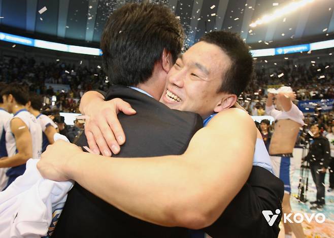 2010~11시즌 챔피언결정 우승 뒤 포옹을 하고 있는 여오현과 신치용 감독.&nbsp;
