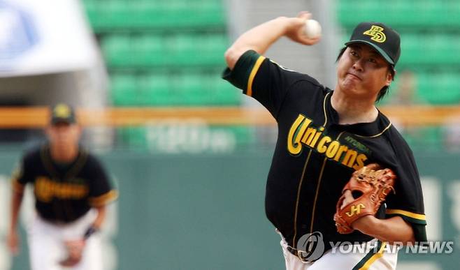 역투하는 전준호_현대 유니콘스 시절 역투하는 전준호. 사진=연합뉴스