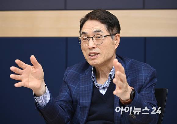 김형준 차세대지능형반도체사업단장이 지난 30일 경기도 성남시 판교 사무실에서 아이뉴스24와 인터뷰를 하고 있다. 2025.12.30 [사진=곽영래 기자]