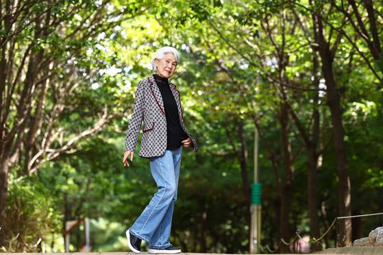 최순화씨는 지난해 미스 유니버스 코리아 본선 무대에 진출해 60살 어린 손녀딸뻘 모델들과 당당히 어깨를 나란히 했다. 김종호 기자