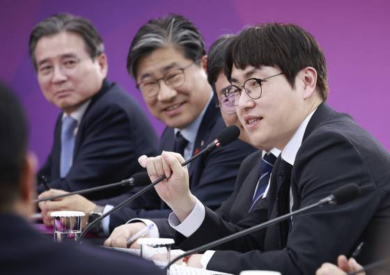 하정우 AI미래기획수석이 지난해 12월 23일 부산 동구 해양수산부 청사에서 열린 해수부 업무보고에서 발언하고 있다. 이날 이재명 대통령이 “‘하GPT’(하 수석의 별명)의 고향도 부산 아니냐”는 농담을 던진 후로 AI전문가인 하 수석도 부산시장 후보군으로 분류되기 시작했다. 연합뉴스