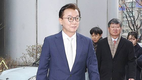 통일교 금품수수 의혹을 받는 전재수 전 해양수산부 장관이 지난해 12월 19일 오전 서울 서대문구 경찰청 국가수사본부로 조사받기 위해 출석하고 있다. 최기웅 기자