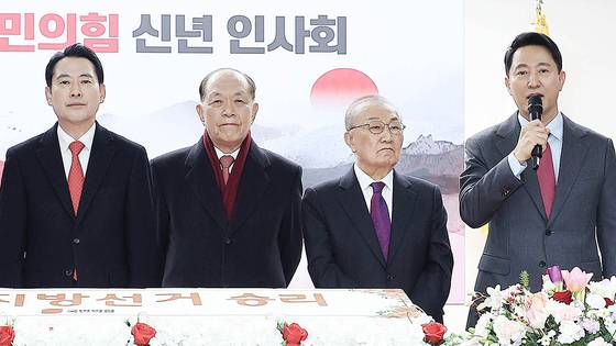 오세훈 서울시장이 1일 국민의힘 신년인사회에 참석해 발언하고 있다. 왼쪽부터 장동혁 당대표, 황우여·장경우 상임고문, 오 시장. 임현동 기자