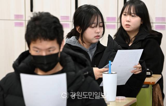 ▲ 2026학년도 대학수학능력시험 성적표가 배부된 지난 5일 강원사대부고에서 3학년 학생들이 성적을 확인하고 있다. 방도겸 기자