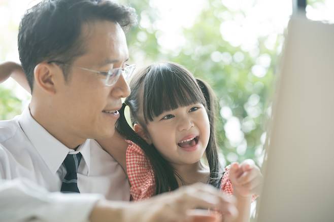 A father spends time with his daughter. (123rf)