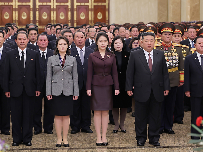 Kim Ju-ae (center, front row) stands alongside her parents, North Korean leader Kim Jong-un (right) and Ri Sol-ju (left), during a New Year tribute ceremony at the Kumsusan Palace of the Sun in Pyongyang on Thursday. (KCNA via Yonhap)