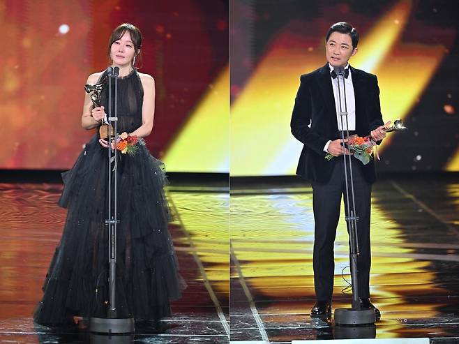 Uhm Ji-won (left) and Ahn Jae-wook give an acceptance speech after receiving the grand prize during the KBS Drama Awards held in Yeouido, Seoul, Wednesday. (Yonhap)