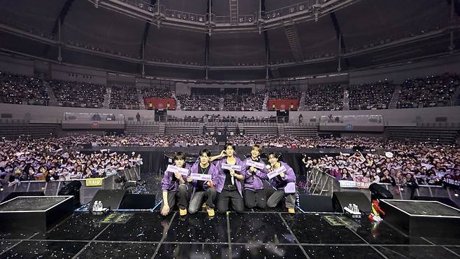 K-pop band N.Flying poses for photos while holding fan-made paper signs during its “&CON4 Encore: Let’s Roll & 4EVER” concert in southern Seoul on Dec. 19, 2025. [FNC ENTERTAINMENT]