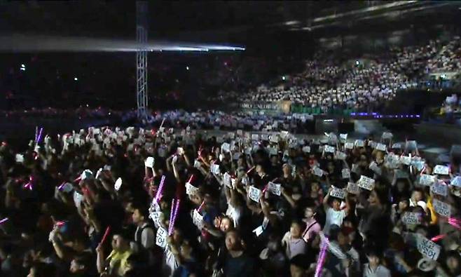 Fans of Girls’ Generation hold up paper signs reading “We missed you” during the group’s concert in Seoul in 2011. [SCREEN CAPTURE]