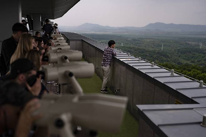 Tourists use binoculars to view North Korea from the Dora Observation Post in the demilitarized zone (DMZ) in Paju, Gyeonggi, on May 25, 2025. [AP/YONHAP]