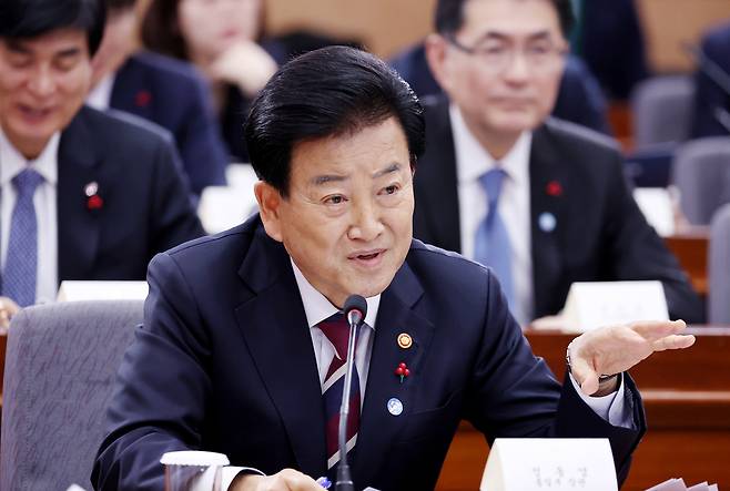 Unification Minister Chung Dong-young speaks during a joint ministry policy briefing on Dec. 19, 2025. Chung has criticized the UNC denying senior government official's access to the DMZ. [YONHAP]