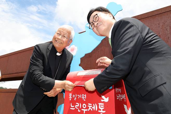 South Korean National Assembly Speaker Woo Won-shik, right, and Roman Catholic Cardinal Lazzaro You Heung-sik place postcards in a mailbox at the Imjingak Peace Park in Paju, Gyeonggi, on July 23, 2025, to express hopes for inter-Korean reconciliation. A planned prayer ceremony by the visiting cardinal near the DMZ was canceled in 2025 due to procedural hurdles with the UNC’s 48-hour approval rule. [JOINT PRESS CORPS]