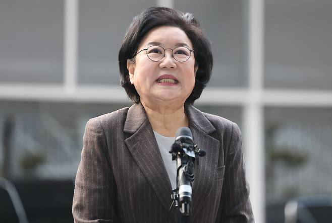 Lee Hye-hoon, the nominee for the new minister for planning and budget, talks to reporters while heading to her office to prepare for her parliamentary confirmation hearing in central Seoul on Dec. 29, 2025. [YONHAP]