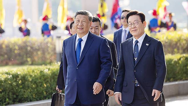 Korean President Lee Jae Myung, right, walks with Chinese President Xi Jinping during their bilateral summit at the Gyeongju National Museum in Gyeongju, North Gyeongsang, on Nov. 1, 2025. [JOINT PRESS CORPS]
