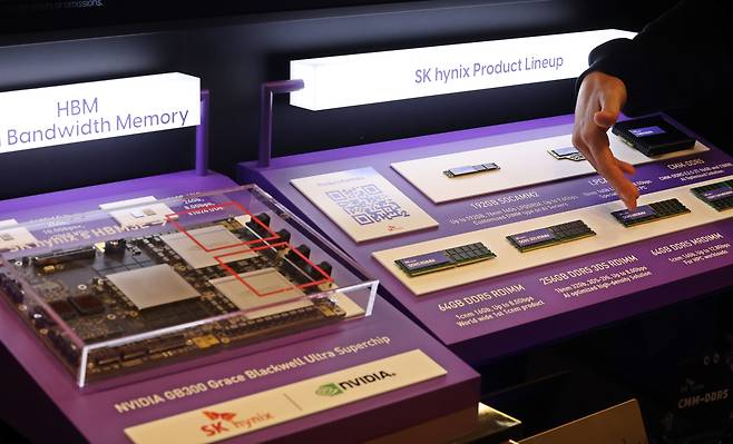 Visitors view SK hynix semiconductor products on view at the SK AI Summit 2025 held at Coex, southern Seoul, on Nov. 3, 2025. [NEWS1]