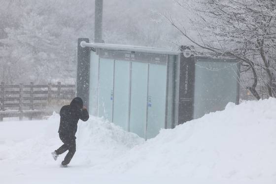 Fierce snow squalls sweep across Mount Halla on Jeju Island on Jan. 2, as heavy snow, strong wind and rough sea advisories remain in effect. [YONHAP]
