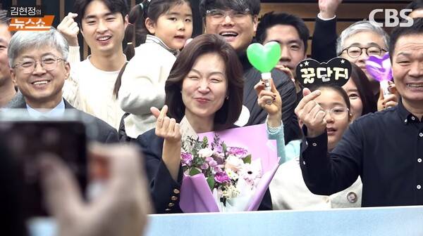 ▲ 2일 마지막 방송 후 CBS 구성원 및 애청자들과 기념촬영하고 있는 김현정 PD. 유튜브 갈무리