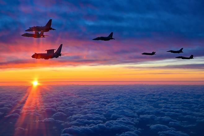 병오년 새해 첫날인 지난 1일 안규백 국방부 장관이 탑승한 ‘하늘의 지휘소’ 공군 항공통제기 (E-737)가 KF-21, FA-50, TA-50 등 국산 전투기들을 포함한 총 6대의 공군 전투기들의 엄호를 받으며 한반도 전역의 군사대비태세를 점검하고 있다. [국방부, 연합뉴스]