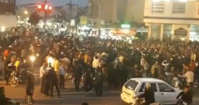 1일(현지시간) 이란 차하르마할·바흐티아리주 로르데간에서 경제난에 분노한 시민들이 반정부 시위에 나서고 있다. /사진=X