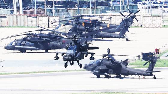 한국과 미국이 유사시 한반도 방어를 위해 실시하는 정례 연합 훈련인 ‘을지 자유의 방패’(UFS·Ulchi Freedom Shield) 연습을 시작한 19일 경기도 평택시 캠프 험프리스에서 아파치 헬기가 이동하고 있다. 연합뉴스