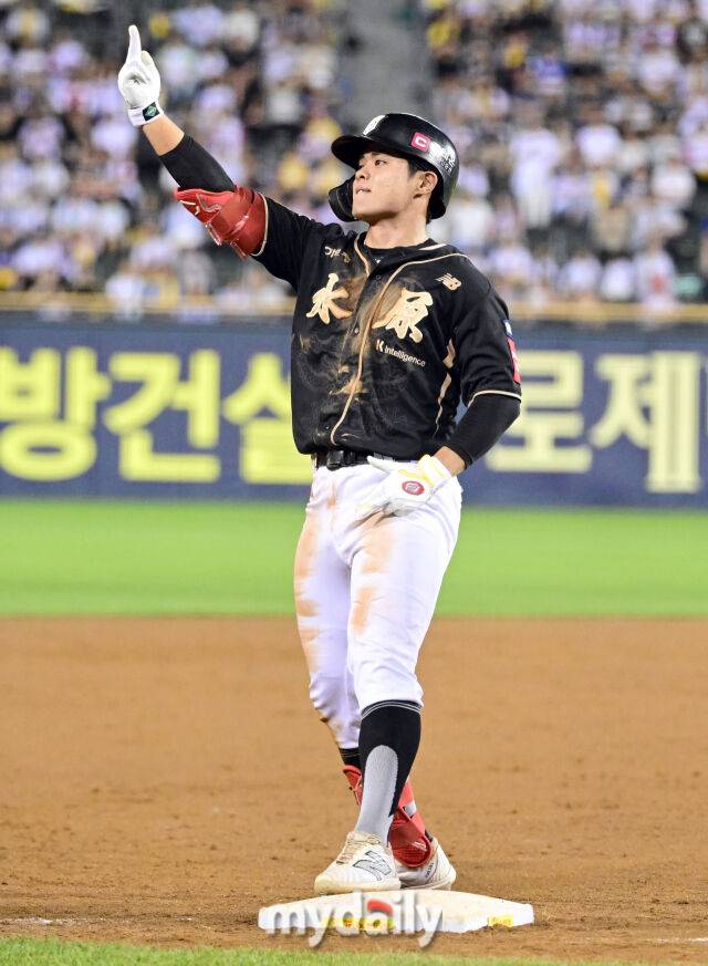 2025년 9월 11일 오후 서울 잠실구장에서 열린 '2025 신한 SOL뱅크 KBO 리그' KT 위즈와 LG 트윈스의 경기. KT 권동진이 8회초 1사 1.2루서 2타점 3루타를 친 뒤 기뻐하고 있다./마이데일리