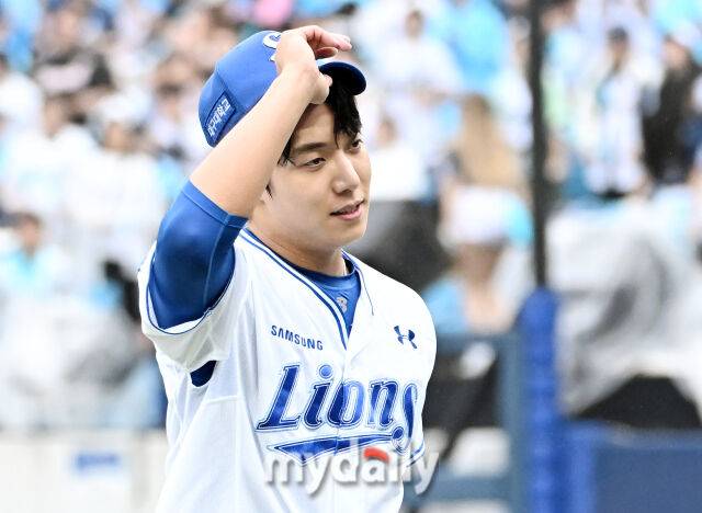 7일 오후 대구광역시 수성구 대구삼성라이온즈파크에서 진행된 '2025 프로야구 KBO리그 포스트시즌' 와일드카드 결정전 1차전 삼성라이온즈와 NC다이노스의 경기. 삼성 원태인이 5회초를 무실점으로 막은 뒤 미소를 짓고 있다./마이데일리