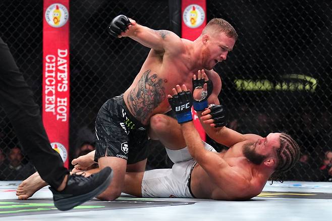 ‘상남자’ 저스틴 게이치의 파운딩 장면 [UFC 제공]