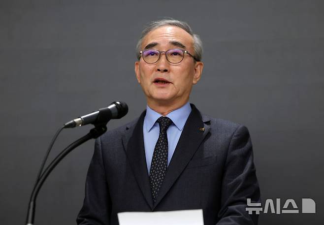 [서울=뉴시스] 홍효식 기자 = 김영섭 KT 대표이사가 지난달 30일 오후 서울 종로구 KT 광화문빌딩 웨스트 사옥에서 소액결제 피해 및 침해사고와 관련해 사과하고 있다. 2025.12.30. yesphoto@newsis.com