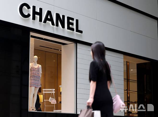 [서울=뉴시스] 김진아 기자 = 2일 명품 업계에 따르면 샤넬코리아는 이날부터 주얼리와 가방 일부 제품 가격을 기습 인상했다.  22백은 중간 사이즈는 867만원에서 938만원으로, 작은 사이즈는 822만원에서 889만원으로 8.2% 인상된다. 샤넬 뉴미니 클래식 백의 경우, 748만원에서 800만원으로 7% 정도 인상됐다. 클래식 카드지갑의 경우 90만원에서 97만원으로 인상돼 7.7% 정도 가격이 올랐다. 사진은  2일 서울 시내 한 샤넬 매장. 2025.06.02. bluesoda@newsis.com