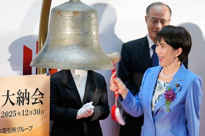 [도쿄=AP/뉴시스] 새해를 맞이해 일본 국회 해산에 관심이 쏠리고 있다고 현지 언론들이 2일 보도했다. 취임한지 약 2개월 반이 지난 다카이치 사나에(高市早苗) 총리의 결단에 이목이 집중된다. 사진은 다카이치 총리가 지난달 30일 일본 도쿄 도쿄증권거래소(TSE)에서 올해의 주식 시장 거래 마감을 알리는 '대납회'에 참석해 타종하고 있는 모습. 2025.01.02.