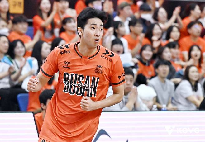 [서울=뉴시스] 남자배구 OK저축은행 차지환이 9일 부산강서체육관에서 열린 진에어 2025~2026 V-리그 남자부 홈 경기에서 대한항공을 상대로 득점한 뒤 기뻐하고 있다. (사진=KOVO 제공) 2025.11.09. *재판매 및 DB 금지