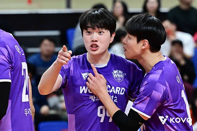 [서울=뉴시스] 남자 프로배구 우리카드의 김지한이 2일 부산강서체육관에서 열린 진에어 2025~2026 V-리그 남자부 OK저축은행과의 경기에서 점수를 낸 뒤 기뻐하고 있다. (사진=KOVO 제공) 2026.01.02.