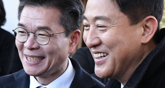 현충원 참배 마치고 인사하는 오세훈-정원오. 오세훈 서울시장(오른쪽)과 정원오 성동구청장이 새해 첫날인 1일 서울 동작구 국립서울현충원에서 현충탑에 참배를 마친 뒤 인사하고 있다. 2026.1.1 연합뉴스
