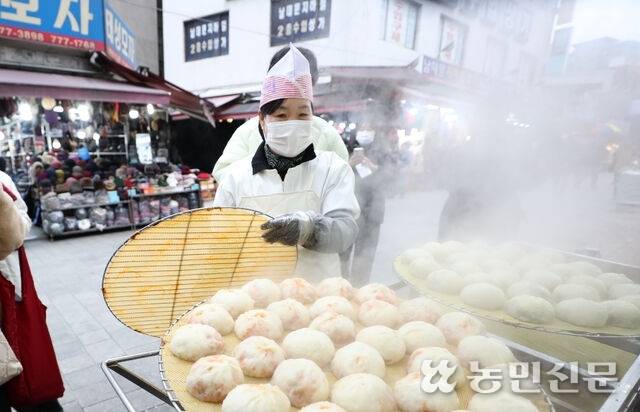 겨울의 찬 공기를 따뜻하게 데우는 서울 중구 남대문시장 ‘가메골손왕만두’의 갓 나온 왕만두. 자욱하게 퍼지는 하얀 김이 시장 골목을 지나던 사람들 이목을 끈다.