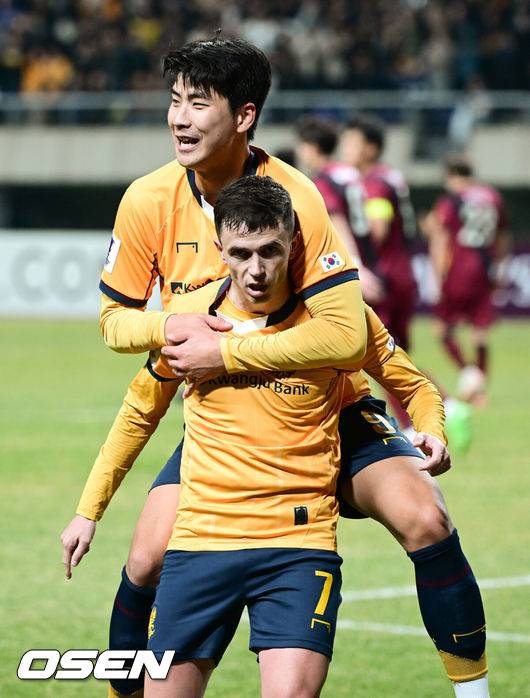 [OSEN=광주, 김성락 기자] 12일 오후 광주월드컵경기장에서 2024-25 아시아축구연맹(AFC) 챔피언스리그 엘리트(ACLE) 16강 2차전 광주 FC와 일본 비셀 고베의 경기가 열렸다. 광주는 지난 5일 고베 원정에서 펼쳐진 16강 1차전에서 0-2로 패배, 2차전에서 3골 차 이상 승리를 거둬야 8걍으로 진출한다. 후반 광주 아사니가 패널티킥을 넣은 뒤 동료 선수들과 기쁨을 나누고 있다. 2025.03.12 / ksl0919@osen.co.kr