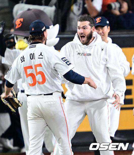 [OSEN=대전, 최규한 기자] 프로야구 한화 이글스가 24일 대전 한화생명볼파크에서 열린 2025 신한 SOL뱅크 KBO 플레이오프(5전 3선승제) 삼성 라이온즈와의 5차전에서 11-2 완승을 거뒀다.정규시즌 2위에 올라 플레이오프에 직행한 한화는 시리즈 전적 3승 2패로 한국시리즈행 티켓을 거머쥐었다. 2006년 이후 19년 만에 한국시리즈 진출이다. 반면 NC 다이노스와 와일드카드 결정전(1승 1패), SSG 랜더스와 준플레이오프(3승 1패)를 거쳐 플레이오프에 오른 4위 삼성은 투혼의 명승부에도 2년 연속 한국시리즈 진출이 좌절됐다.&nbsp;경기를 마치고 승리한 한화 승리투수 폰세와 와이스가 기뻐하고 있다. 2025.10.24 / dreamer@osen.co.kr